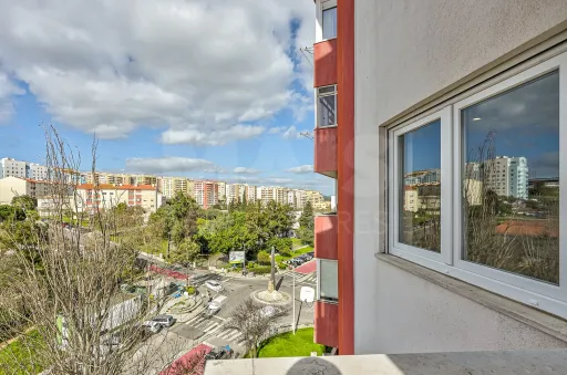 Apartamento T3 totalmente remodelado na Póvoa de Santa Iria com parqueamento