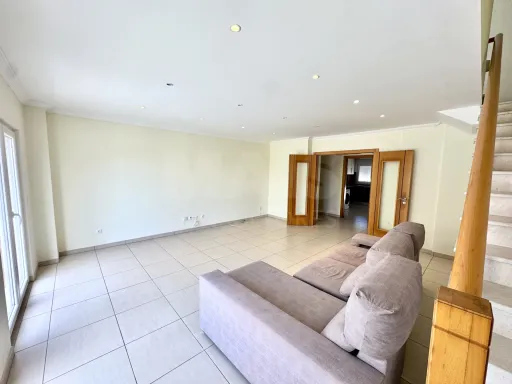Apartamento T2 com Garagem Box e Terraço com vista mar
