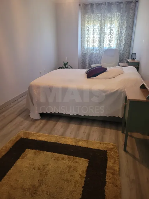 Spacious 3-bedroom apartment with suite, storage room and parking space in Carregado