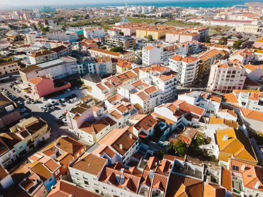 Moradia totalmente remodelada no coração de Peniche!