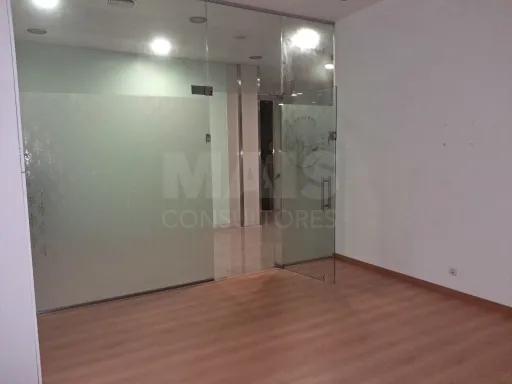 Loja em Centro Comercial junto à Avenida