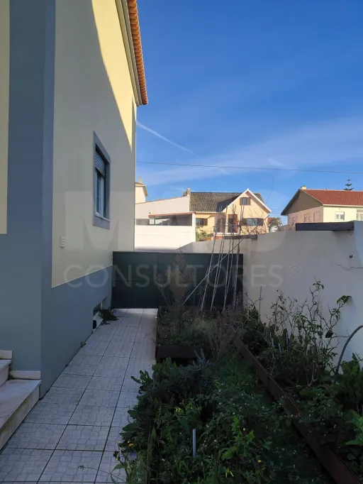 Viva Perto do Mar: Magnífica Moradia T4 com Quintal, Garagem e Conforto Total em Serra d’El-Rei