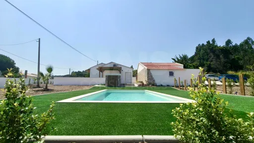 Moradia Térrea c/ Piscina, Jardim, Anexo, Garagem e Parqueamento, Inserida em Lote de 3.476m2 !