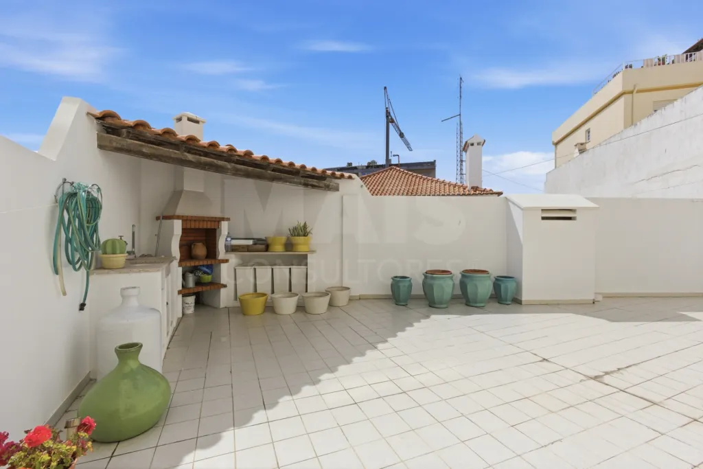Apartamento T3 com quintal e garagem para 2 carros