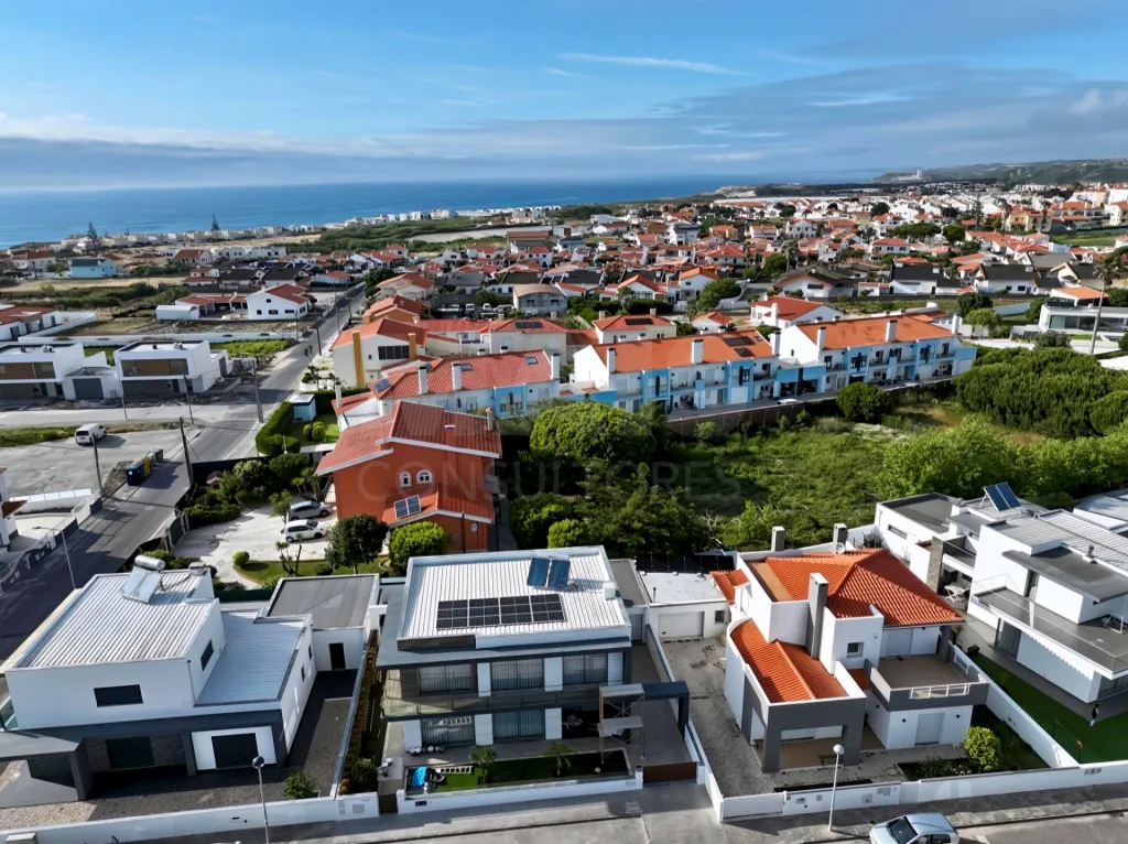 Moradia T5 de Prestígio com Vista Mar, Terreno de 2.075 m² e Detalhes Artísticos Exclusivos