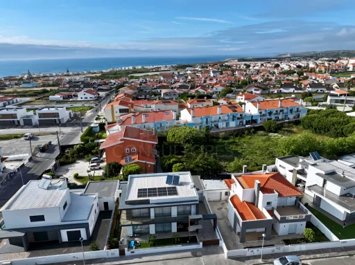 Moradia T5 de Prestígio com Vista Mar, Terreno de 2.075 m² e Detalhes Artísticos Exclusivos
