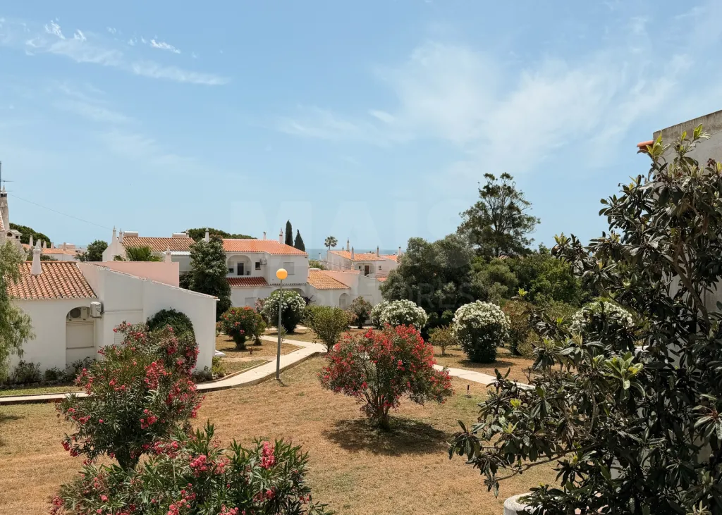 T1 na Vila Senhora da Rocha | Praia a 70 m | 4 Piscinas | 9 Hectares de Jardins| Caminhadas em Segurança Porches – Lagoa – Algarve | T1 onde pode deixar o carro estacionado e viver o Algarve a pé.