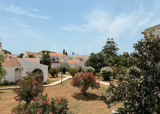 T1 na Vila Senhora da Rocha | Praia a 70 m | 4 Piscinas | 9 Hectares de Jardins| Caminhadas em Segurança Porches – Lagoa – Algarve | T1 onde pode deixar o carro estacionado e viver o Algarve a pé.