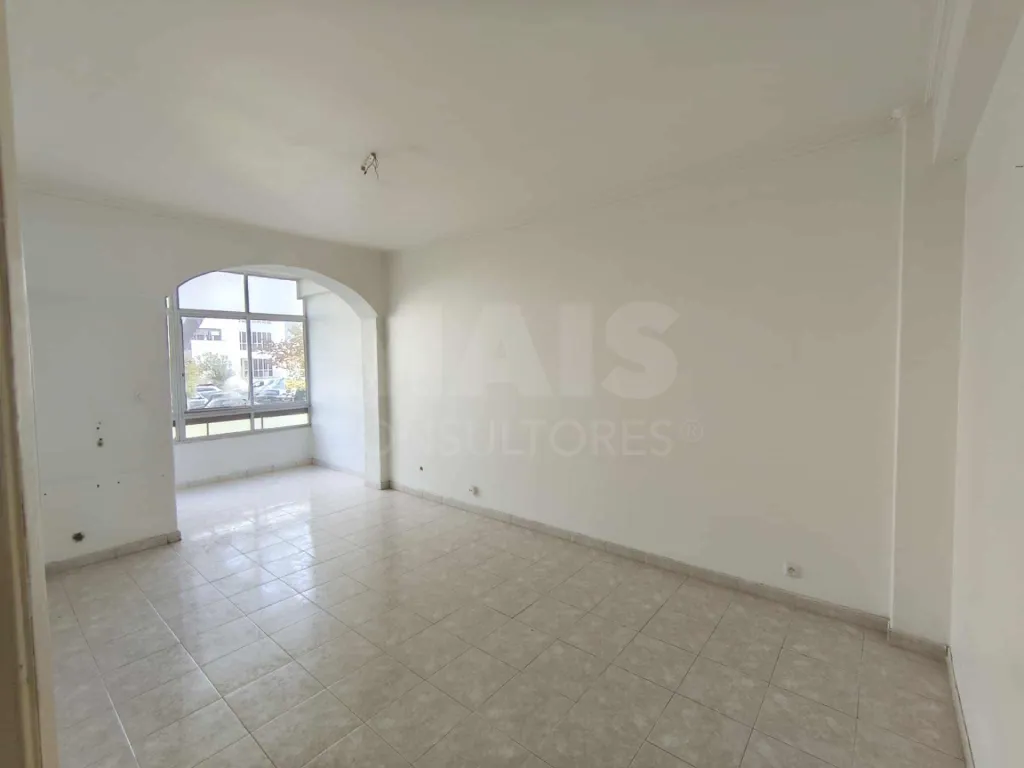 🏡 Apartamento T2 com Arrecadação em Oeiras – Conforto, Luz Natural e Localização Privilegiada!