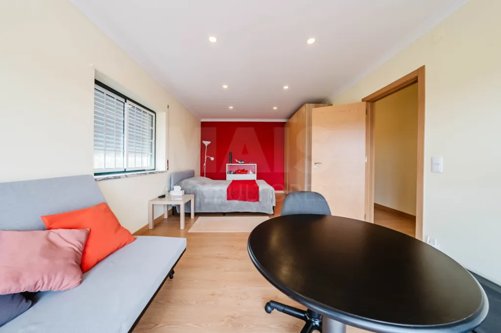 Moradia T5 com 2 Anexos em Terreno com mais de 1.400 m²