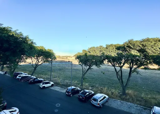 T2 Totalmente Renovado com varanda, arrecadação e ACs em Trajouce, Cascais