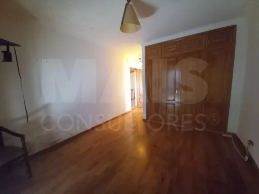 Moradia de 5 Assoalhadas em Ribamar C/ lote de 300m2 e Sótão amplo