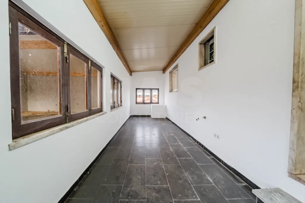 Moradia T3 com comércio e terraço no Coto