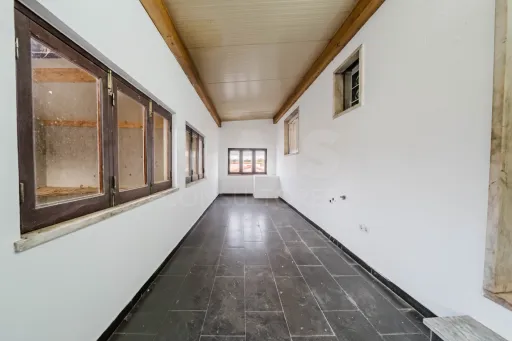 Moradia T3 com comércio e terraço no Coto