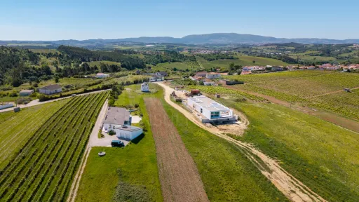 Moradia térrea T4 em terreno de 2 hectares no Carvalhal