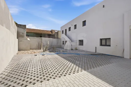 Apartamento T2 novo com quintal e estacionamento