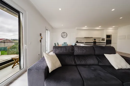 Apartamento T2 |Semi-novo | Varanda | Garagem Box |Atouguia da Baleia, Peniche