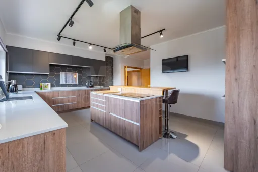 Moradia T4 térrea, semi-nova com terreno de 3500m2 em Salvaterra de Magos