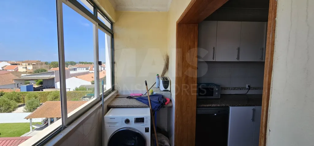Apartamento T3 no Centro de Alpiarça | Áreas Generosas, Varandas e Excelente Localização
