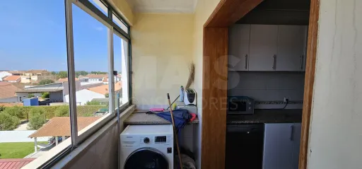 Apartamento T3 no Centro de Alpiarça | Áreas Generosas, Varandas e Excelente Localização