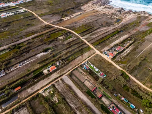 Terreno Rústico em Ferrel, junto à Praia da Almagreira