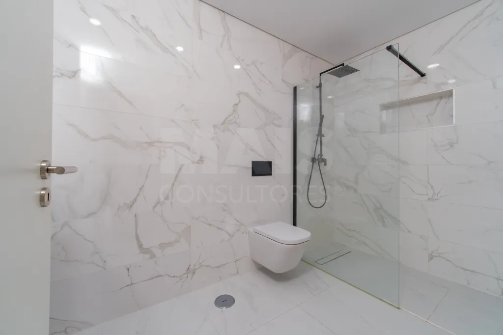 Premium, Like-New 3-Bedroom Apartment with Exceptional Balcony – Garage – Elevator – Convenient Access to Lisbon