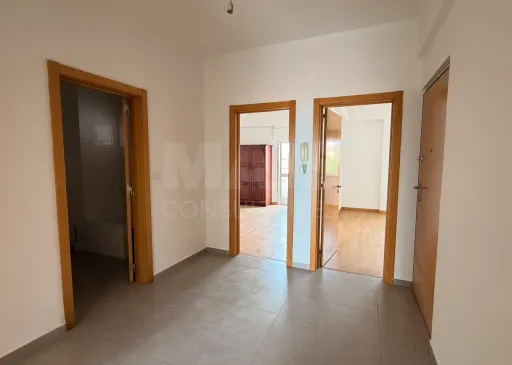 Prédio de Habitação e Comércio em Santa Iria de Azoia