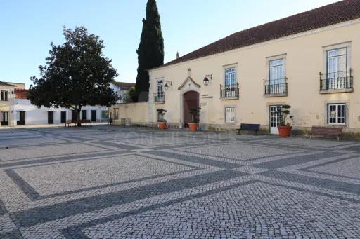 Moradia térrea com sótão e logradouro em Samora Correia