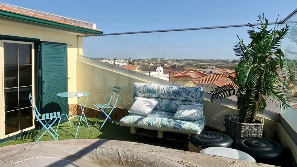 Ap. em Moradia T1+1, c/ Varanda, Vista Mar, Jacuzzi e Parqueamento !