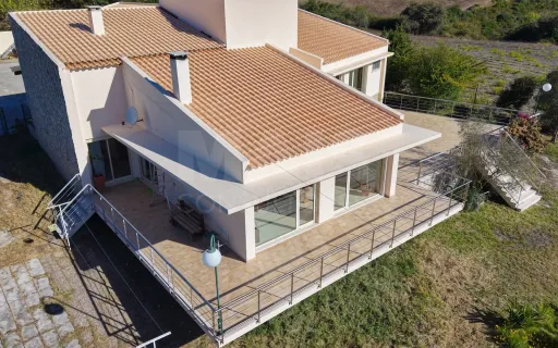 Small farm with 3-bedr. house 10 minutes from Arruda dos Vinhos
