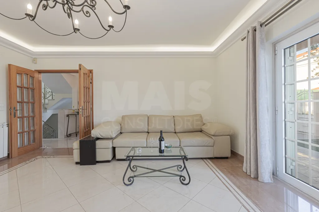 Moradia V4 em Caxias c/Box e Terraço