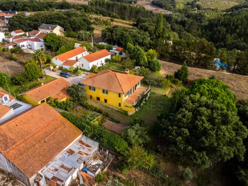 Propriedade única, a apenas 2 km de Alcobaça, com mais de 30.000 m² de terreno