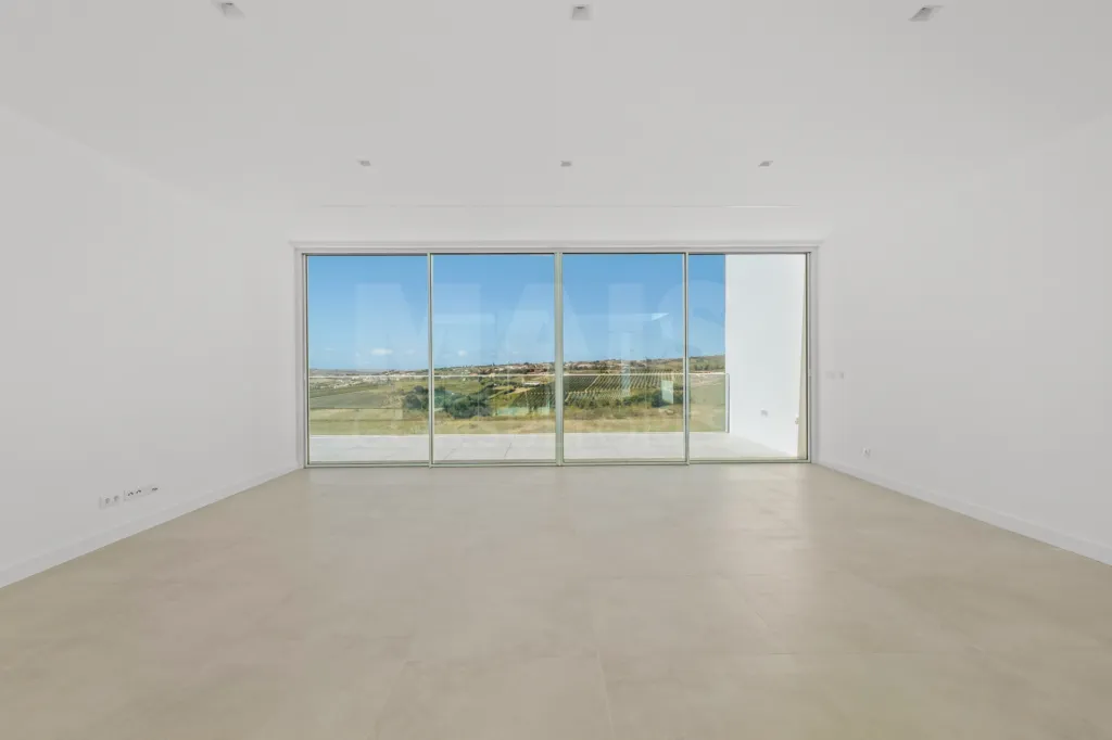 4-bedr. house on 2-hectare plot in Carvalhal