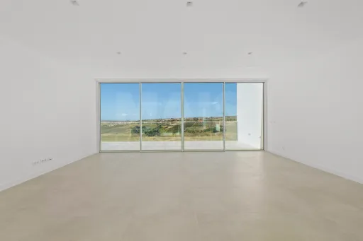 4-bedr. house on 2-hectare plot in Carvalhal