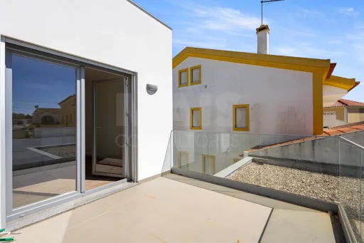 Moradia nova T4 com quintal e garagem