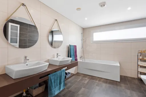 Deslumbrante Moradia T5 com Vista Mar, Piscina Privada e Excelente Exposição Solar
