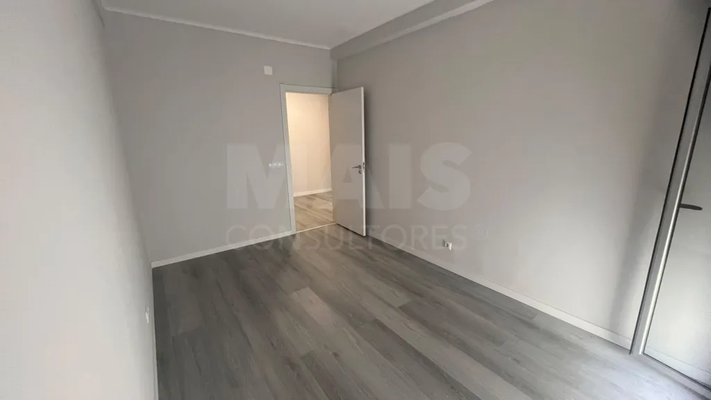 T2 Remodelado com Varanda em Oeiras
