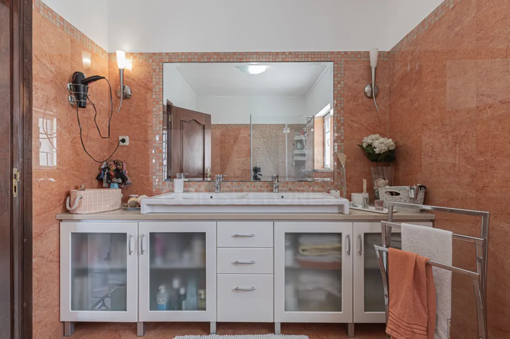 🏡✨ Moradia T4 em Alenquer com Piscina e Espaço de Convívio ao Ar Livre!