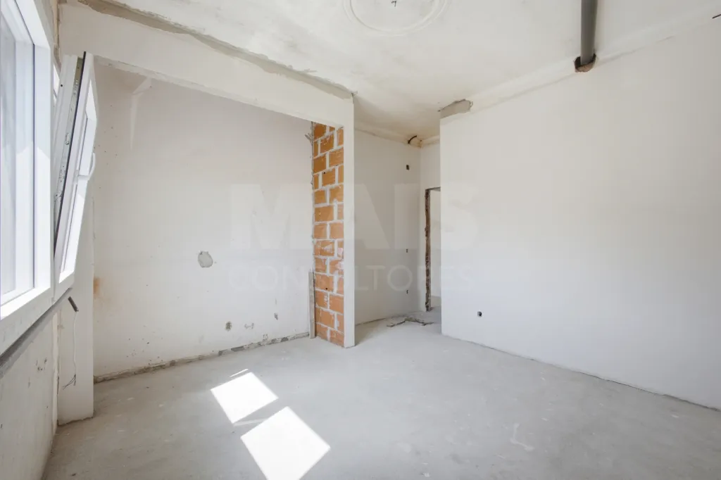 Apartamento T4 com quintal e estacionamento
