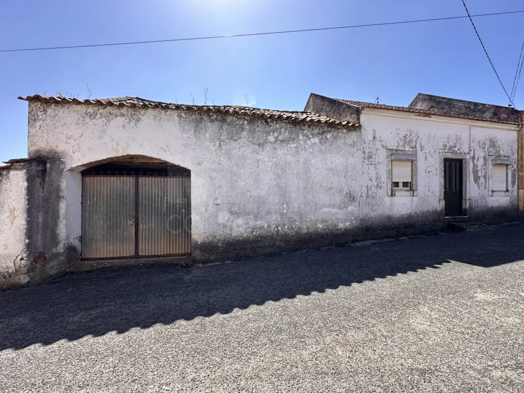 House to renovate with land in A-dos-Francos