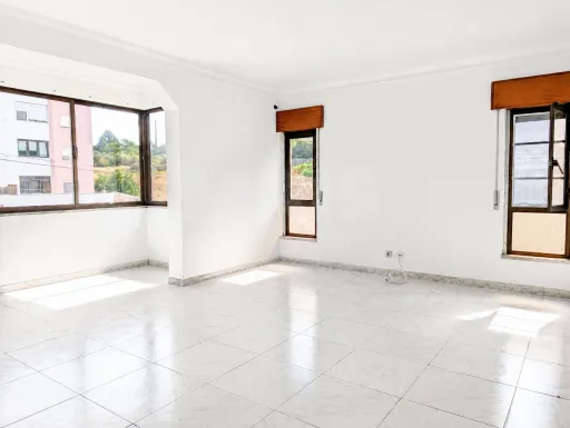 3-Bedroom Apartment in Downtown Carnaxide