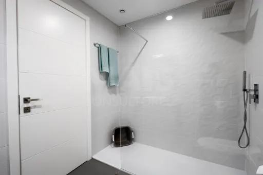 Apartamento T3 semi-novo vista mar com garagem