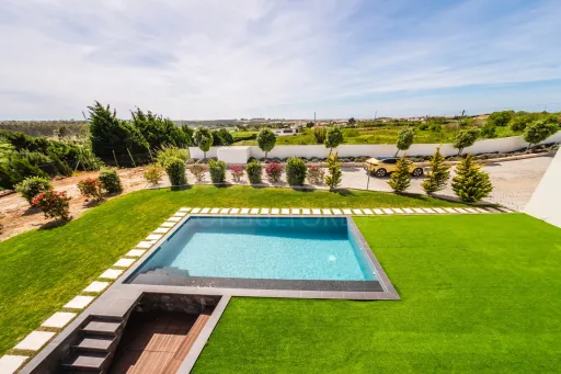 Moradia Contemporânea de Luxo com Vista Barragem, Piscina e 3.000m² Urbanos | Peniche