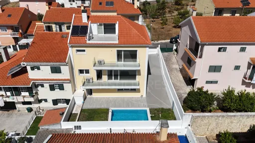 Moradia Geminanada T4 + 1 com Piscina Famões