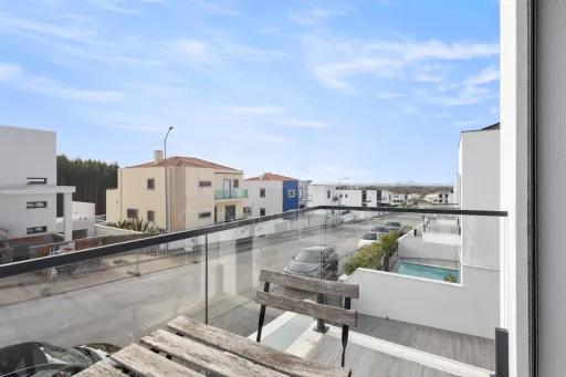Moradia semi-nova T3 com piscina e vista mar