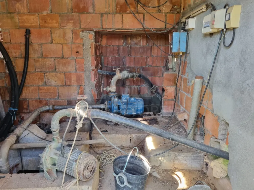 Small Farm with 6.2 Hectares, Abundant Water and 902 m² of Construction in Torres Novas