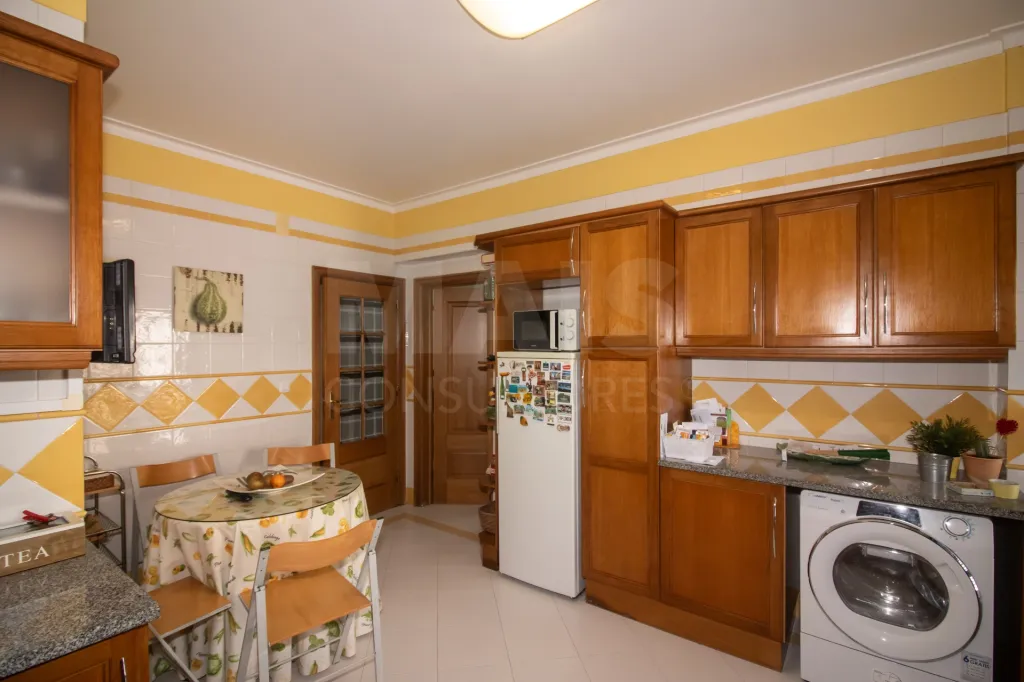 Apartamento T4 no Carregado