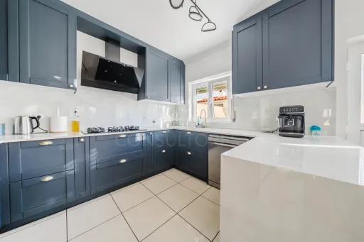 Moradia T3 com Excelente Exposição Solar e Potencial de Investimento a Poucos Minutos da Praia em Atouguia da Baleia