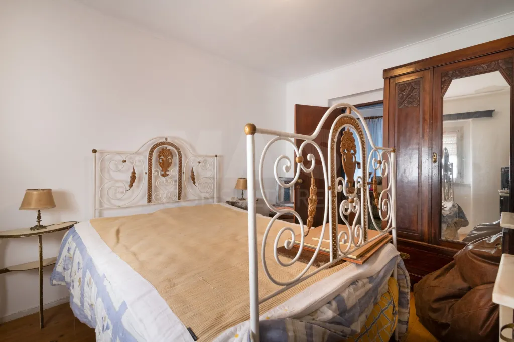 Duas Moradias com Terreno de 1.480 m² no centro da Lourinhã
