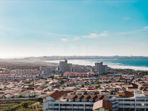 Apartamento T2 Novo com Garagem Privativa e Varanda Ampla em Ferrel junto ao Baleal Fracção G